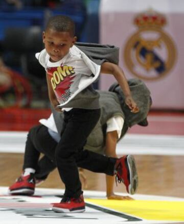 Los hijos de Tremmell Darden bailando durante el descanso.