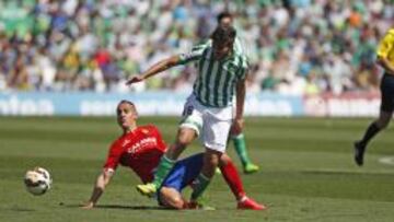 Dani Ceballos trata de evitar una entrada de un futbolista del Zaragoza.