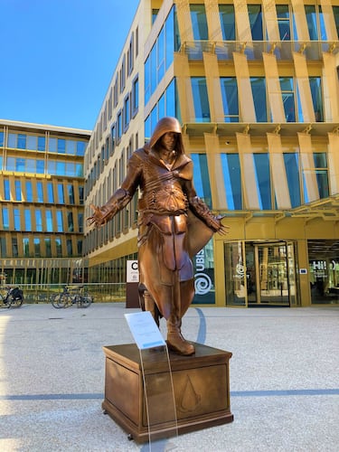 Ni Yasuke ni Naoe, Ubisoft tiene una estatua de uno de los personajes más queridos de la saga Assassin’s Creed en su sede en París