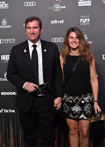 El gerente de fútbol español y CEO del Manchester City FC de la Premier League, Ferran Soriano, llega con su esposa Sandra Martorell 