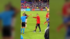 Bravo explotó por el pésimo arbitraje de Roldán y se metió a la cancha: esto pasó