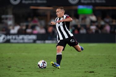 A De Blasis no le hizo falta marcar para erigirse como el mejor jugador de la jornada. Ante el Málaga estuvo incisivo y fue el auténtico protagonista del encuentro. Provocó una roja, dio dos asistencias preciosas (centro con música en el primer gol y picadita en el segundo) y tuvo una clara ocasión para marcar tras jugada individual.