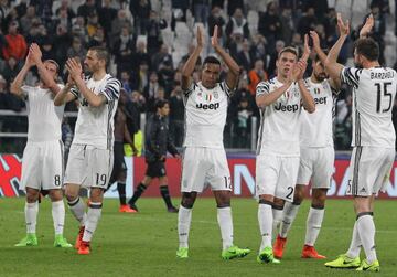 Los jugadores de la Juve celebran el pase a cuartos de la Champions.
