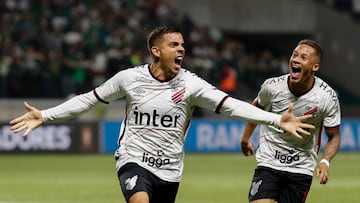 AMDEP6210. SAO PAULO (BRASIL), 06/09/2022.- David Terans (i) de Paranaense celebra su gol hoy, en un partido de las semifinales de la Copa Libertadores entre Palmeiras y Athletico Paranaense en el estadio Allianz Parque en Sao Paulo (Brasil). EFE/Sebastiao Moreira
