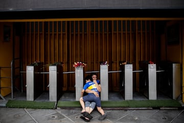 Los seguidores argentinos lloran el fallecimiento de Maradona en Buenos Aires.