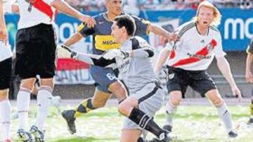 <b>DE ESPUELA. </b>Balón dividido en el área que aprovecha Higuaín para anotar el primer gol del partido con el tacón.