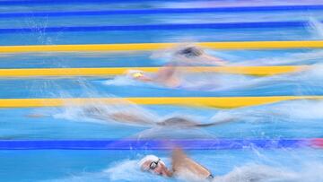 Swimmers compete in a heat of the men's 100m breaststroke swimming event during the 2024 World Aquatics Championships at Aspire Dome in Doha on February 11, 2024. (Photo by SEBASTIEN BOZON / AFP)