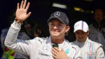 Nico Rosberg saluda a los aficionados de Hockenheim tras lograr la pole.