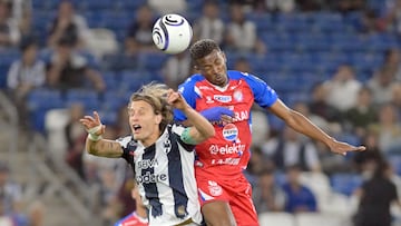 AME4279. GUADALUPE (MÉXICO), 11/02/2026.- Sergio Canales (i) de Monterrey disputa el balón con Derrikson Quiros (d) de Xelajú este miércoles, en un partido de la Copa de Campeones Concacaf entre Monterrey y Xelajú en el estadio BBVA en Guadalupe (México). EFE/ Miguel Sierra