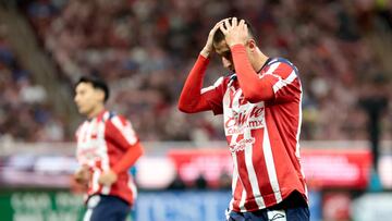 Guadalajara's forward #25 Roberto Alvarado reacts after missing a chance during the Liga MX Apertura football tournament match between Guadalajara and Cruz Azul at the Akron Stadium in Zapopan, Jalisco state, Mexico on August 30, 2025. (Photo by Ulises RUIZ / AFP)