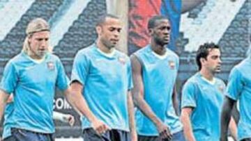 <b>EN GRUPO. </b>Thuram marcha por delante de Xavi, Touré, Henry, López y Ronaldinho, ayer.