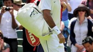 <b>SIR ROGER. </b>Federer avanza de blanco impoluto, con su chaleco de época y su bolsa diseñada especialmente para Wimbledon, hacia su debut en la Centre Court.