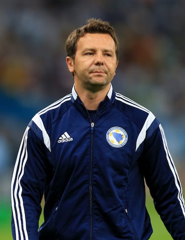 Elvir Baljic, exjugador bosnio del Madrid. Llegó procedente del Fenerbahçe por petición expresa del entonces entrenador John Toshack, que le conocía de su paso por el fútbol turco. El Madrid pagó 26 millones por él, y Lorenzo Sanz, entonces presidente, señaló que iba a ser mejor que Rivaldo. Pero las lesiones comenzaron a golpearle: se rompió los ligamentos y nunca alcanzó el nivel que había alcanzado en Turquía. Fue cedido al Rayo y al Galatasaray. Cuando su contrato con los blancos acabó, se asentó en Turquía, donde llegó a jugar en tres equipos: Konyaspor, Ankaragücü e Istanbulspor, donde colgarías las botas. Empezó su carrera de entrenador fue segundo de la selección bosnia desde 2010 hasta pasado el Mundial de Brasil 2014. Desde octubre dirige al Tuzla Sport bosnio…