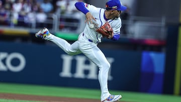 MIAMI (United States), 12/03/2026.- Team Venezuela Second Baseman Andres Gimenez catches the ball during the 2026 World Baseball Classic game between Venezuela and Dominican Republic at loanDepot park baseball stadium in Miami, Florida, USA, 11 March 2026. (República Dominicana) EFE/EPA/CRISTOBAL HERRERA-ULASHKEVICH