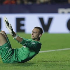 Cillessen no levanta cabeza y pasará por el quirófano