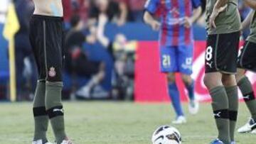 <b>LAMENTACIONES. </b>Longo se cubre la cara y Stuani agacha la cabeza tras el tercer gol del Levante.