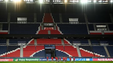 Belgrade&#039;s players take part in a training session at the Parc des Princes stadium in Paris on October 2, 2018, on the eve of the Champions&#039; League football match against Paris Saint Germain (PSG). (Photo by FRANCK FIFE / AFP)