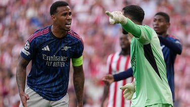 David Raya y Gabriel durante el partido de Champions League contra el Athletic.