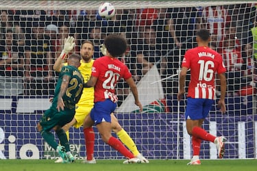 0-2. Balón largo de Jeremías Ledesma, peina César Azpilicueta, llega en carrera Roger Martí y supera a Jan Oblak con una vaselina.