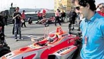 <b>ATENTO. </b>Alain Prost observa a su hijo en la parrilla de Cheste.