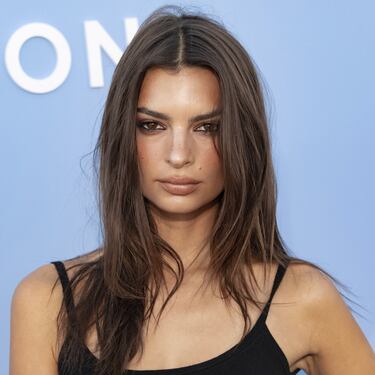 Emily Ratajkowski sorprendió a los presentes con su asistencia a la Semana de la Moda.