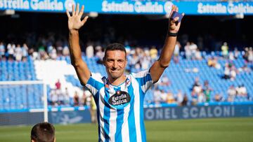 Lionel Scaloni, con la camiseta del Deportivo recibiendo el homenaje de Riazor.