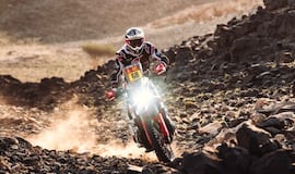 Schareina sale por orejas, pero gana y acaba con las KTM