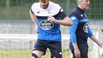 Fabricio, en uno de los entrenamientos del Depor con un vendaje en la rodilla derecha.