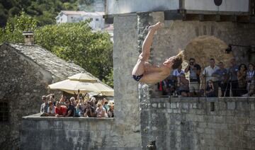 Gary Hunt salta desde un puente de la ciudad de Mostar.