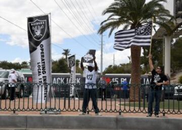 Fans de los Raiders festejan el pase del equipo a Las Vegas.