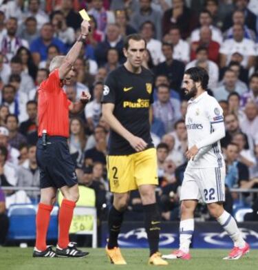 El árbitro Martin Atkinson enseñó la tarjeta amarilla a Isco.
