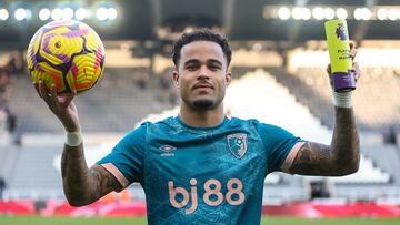 Justin Kluivert, jugador del Bournemouth, posa con un balón y el premio de 'MVP del Partido' tras marcarle un hat-trick al Newcastle en St. James' Park.