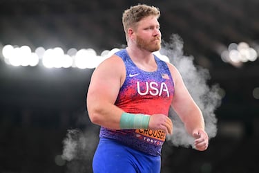 El atleta estadounidense Ryan Crouser reacciona tras un intento en la final de lanzamiento de peso masculino durante el Campeonato Mundial de Atletismo en Tokio.
