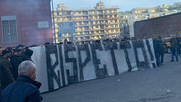 Seguidores del Napoli les grita 'mercenarios' a los jugadores