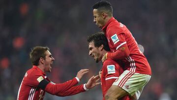 (L-R) Bayern Munich's defender Philipp Lahm, Bayern Munich's defender Mats Hummels and Bayern Munich's Spanish midfielder Thiago Alcantara celebrate after the second Munich goal during the German first division Bundesliga football match between FC Bayern Munich and Bayer 04 Leverkusen in Munich, southern Germany, on November 26, 2016. / AFP PHOTO / CHRISTOF STACHE / RESTRICTIONS: DURING MATCH TIME: DFL RULES TO LIMIT THE ONLINE USAGE TO 15 PICTURES PER MATCH AND FORBID IMAGE SEQUENCES TO SIMULATE VIDEO. == RESTRICTED TO EDITORIAL USE == FOR FURTHER QUERIES PLEASE CONTACT DFL DIRECTLY AT + 49 69 650050