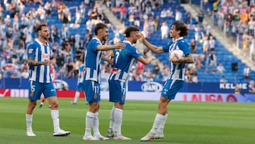 CORNELLÁ-EL PRAT (BARCELONA), 31/08/2024.- El centrocampista del Espanyol Carlos Romero celebra su gol, el primer gol del equipo, durante el partido de la cuarta jornada de LaLiga entre el RCD Espanyol y el Rayo Vallecano, este sábado en el estadio RCDE Stadium. EFE/ Toni Albir
