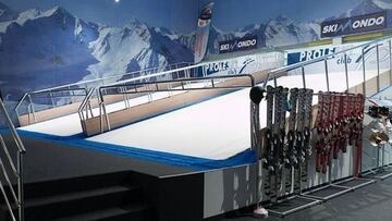 Pista de esqu&iacute; indoor sin nieve de Proleski en Infinit Ski Madrid, Centro Comercial Bah&iacute;a Center, al noreste de Madrid capital, Espa&ntilde;a. 