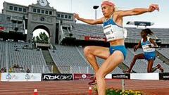 <b>AL AGUA. </b>Marta Domínguez salta el obstáculo en Montjuïc.