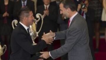 Felipe VI entrega el premio a Diego Simeone.