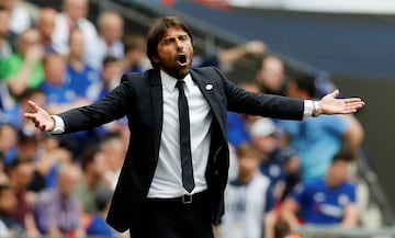 Jugar con tres centrales y dos carrileros es la formaci¨®n defensiva favorita del t¨¦cnico italiano. Un sistema que utiliz¨® en su etapa como entrenador de la Juventus y del Chelsea, as¨ª como seleccionador de Italia
