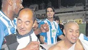 <b>EL CROCHET DE MORALES. </b>El uruguayo agarró con la derecha a Roberto Carlos y golpeó con la zurda.