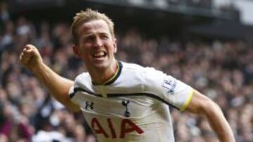 Harry Kane celebra uno de los dos goles que le marcó al Arsenal este sábado