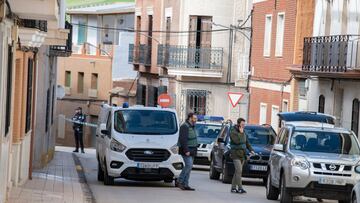 Dos agentes de la Guardia Civil y un veh¨ªculo funerario de recogida en las inmediaciones del lugar donde se ha producido el asesinato a una mujer, a 23 de febrero de 2024, en Aldea del Rey, Ciudad Real, Castilla-La Mancha (Espa?a). Una mujer de 54 a?os de edad ha muerto hoy presuntamente a manos de su marido, tambi¨¦n de 54 a?os y que ya ha sido detenido, en la localidad ciudadreale?a de Aldea del Rey. La v¨ªctima y el presunto autor de los hechos estaban solos en el momento en el que ha ocurrido el suceso ya que su hijo, de ocho a?os de edad, se encontraba en el colegio. La Guardia Civil ha establecido que se trata de un posible caso de violencia de g¨¦nero.
23 FEBRERO 2024;ASESINATO;MUJER;MUERTE;MARIDO;DETENIDO;MUERTE;VIOLENCIA DE G?NERO;VIOLENCIA;MACHISMO
Eusebio Garc¨ªa del Castillo / Europa Press
23/02/2024