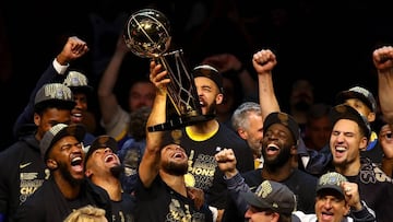 Los Warriors celebran el t&iacute;tulo conseguido el a&ntilde;o pasado