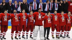 Desafío al COI: el hockey ruso cantó el himno en el podio