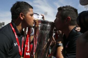 Miguel Riffo y Héctor Tapia besan la copa del Torneo de Clausura 2014.