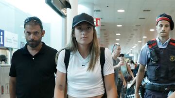 BARCELONA 09/07/2022.- La jugadora de la selección española y del FC Barcelona, Alexia Putellas, llegó esta tarde al aeropuerto de Barcelona, tras abandonar hoy la concentración de la selección española de fútbol femenino que disputa la Eurocopa en Inglaterra. Putellas se perderá la Eurocopa de Inglaterra con la selección española a causa de una rotura en el ligamento cruzado de la rodilla izquierda. EFE/Andreu Dalmau
