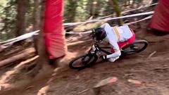 &Aacute;ngel Su&aacute;rez, con el mallot con la bandera de Espa&ntilde;a, compitiendo en el circuito de Les Gets (Francia), el s&aacute;bado 27 de agosto del 2022, durante los UCI MTB World Championships. En el bosque. Justo antes de caer. 