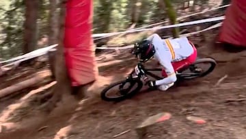 Ángel Suárez, con el mallot con la bandera de España, compitiendo en el circuito de Les Gets (Francia), el sábado 27 de agosto del 2022, durante los UCI MTB World Championships. En el bosque. Justo antes de caer.