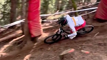 &Aacute;ngel Su&aacute;rez, con el mallot con la bandera de Espa&ntilde;a, compitiendo en el circuito de Les Gets (Francia), el s&aacute;bado 27 de agosto del 2022, durante los UCI MTB World Championships. En el bosque. Justo antes de caer. 